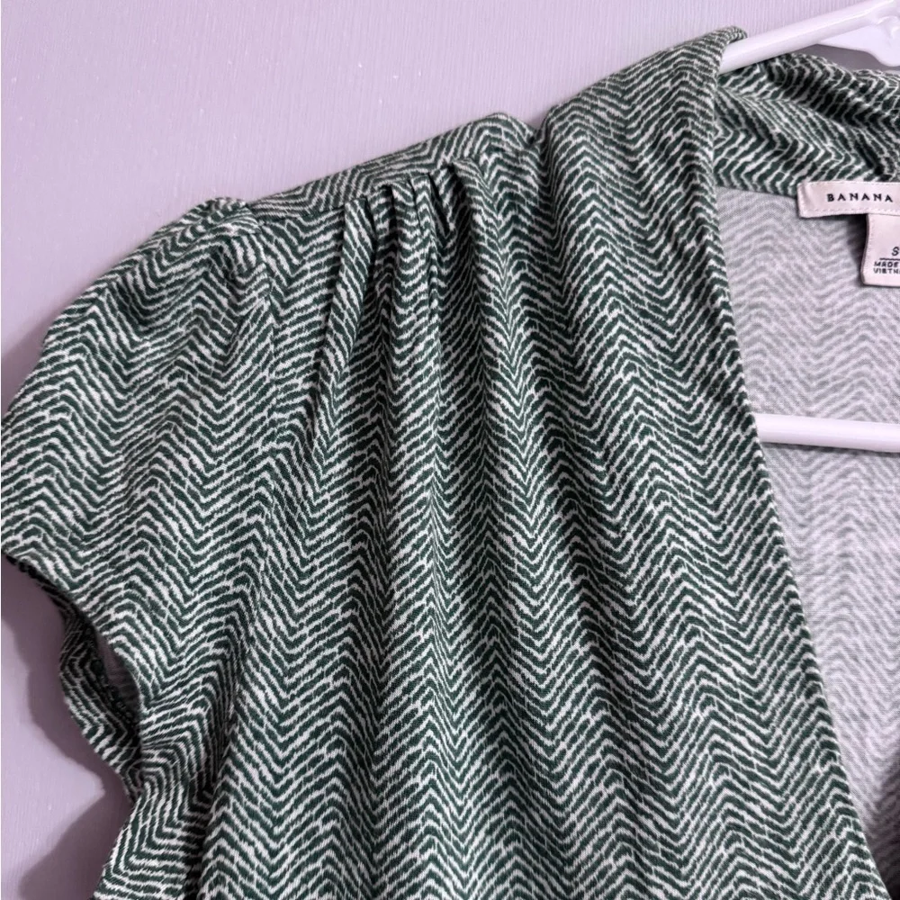 5/$32 Banana Republic Green Chevron Blouse Size Small